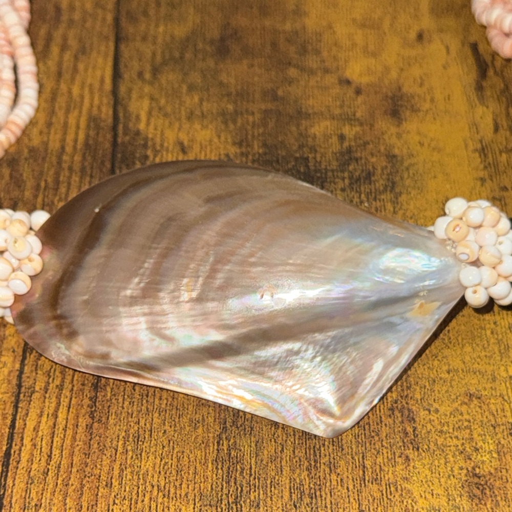 Source Unknown Shell Pendant Necklace With Cream … - image 3
